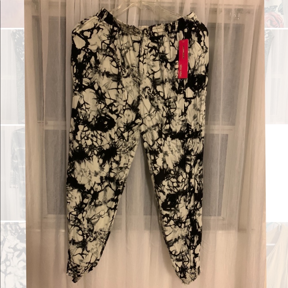 Woman’s joggers. Size L. New with tags. Cute!!